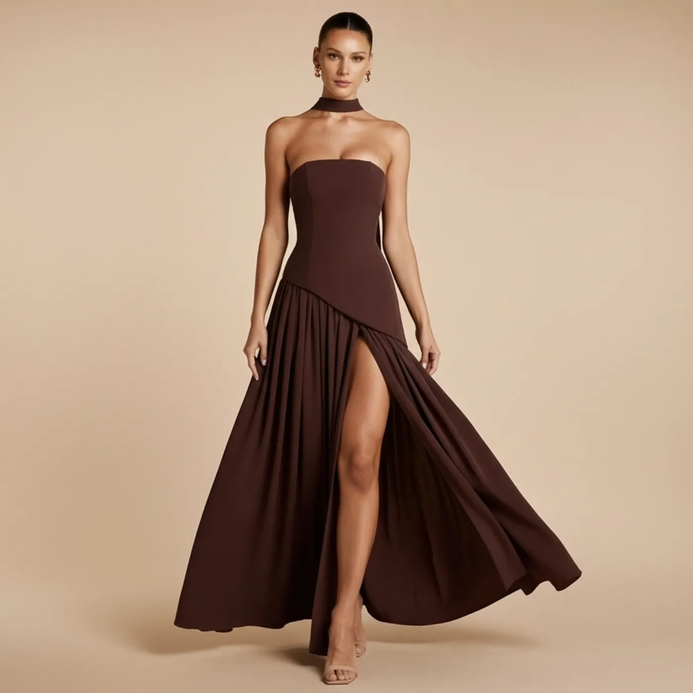 Vestido longo marrom com corte fluido 