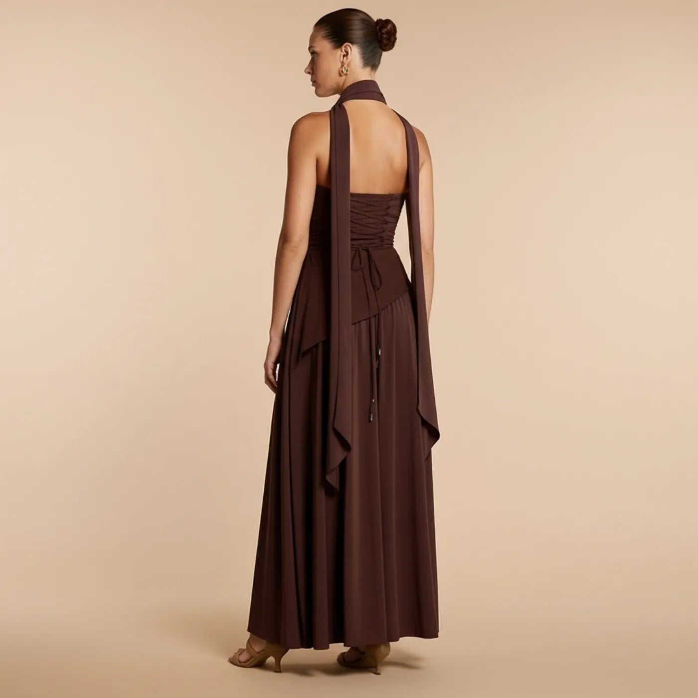 Vestido longo marrom com corte fluido 