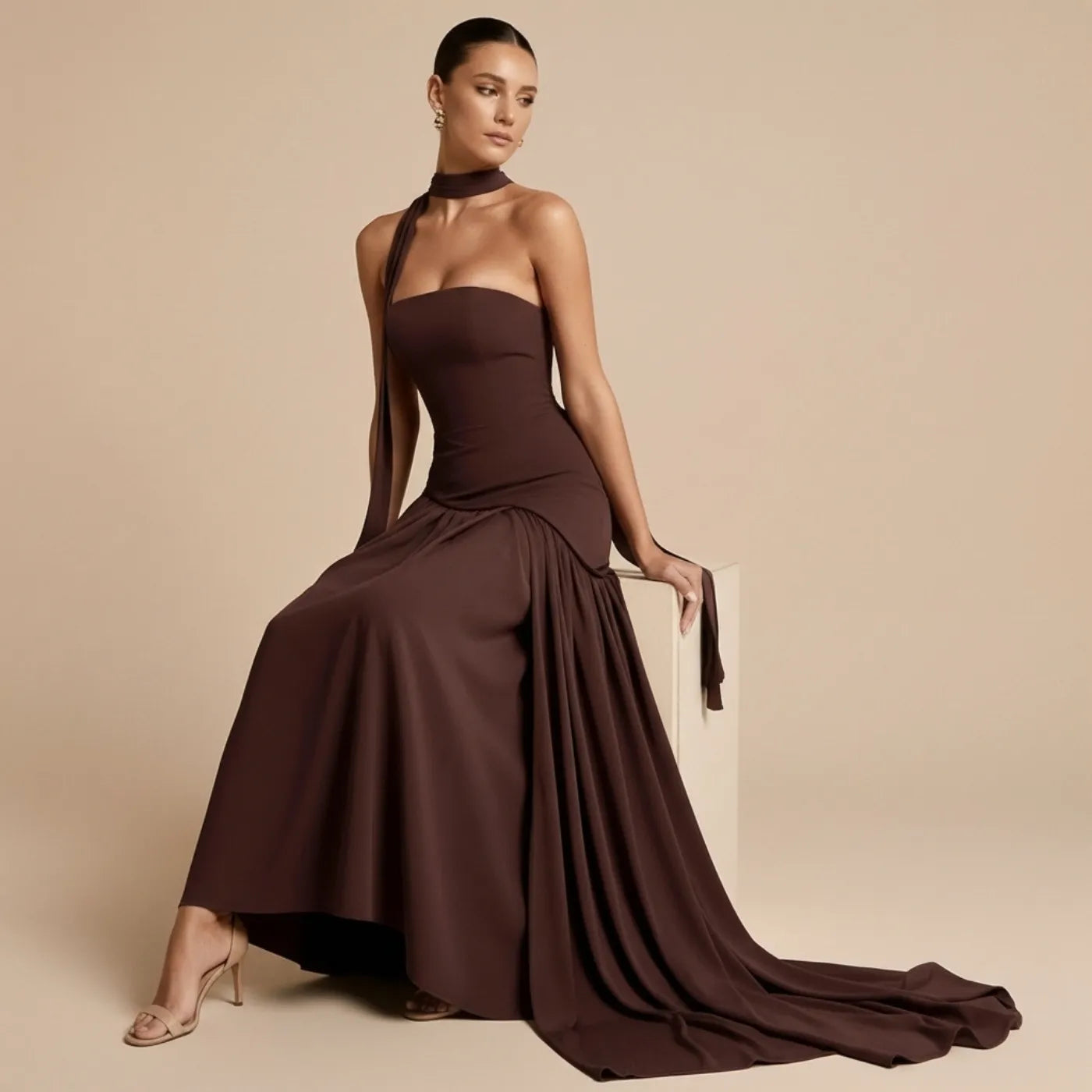 Vestido longo marrom com corte fluido 