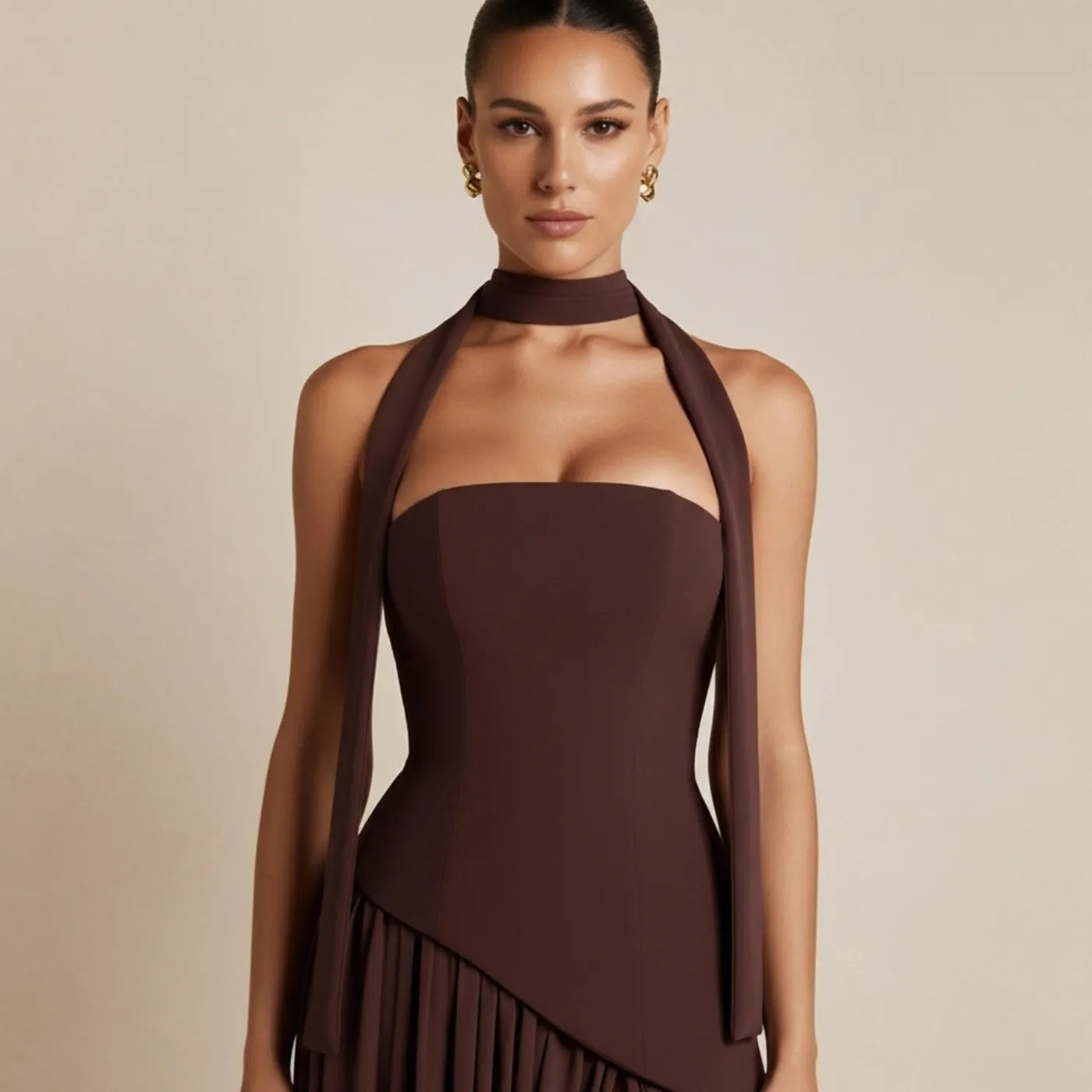 Vestido longo marrom com corte fluido 